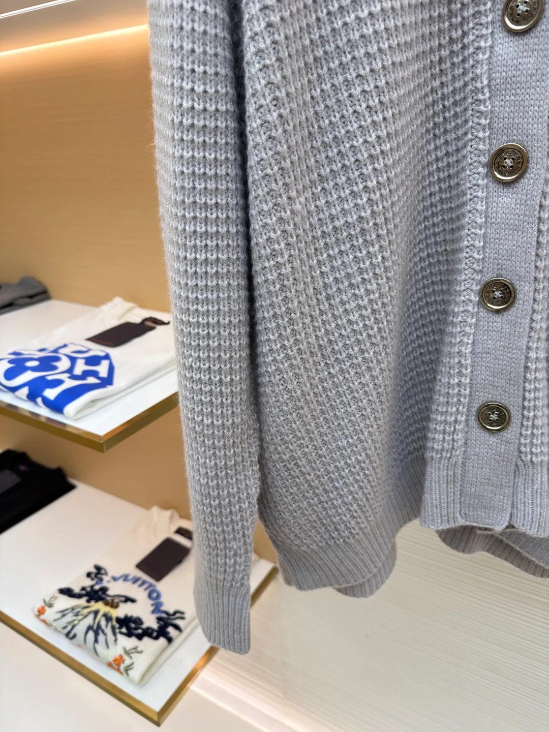Chrome Hearts waffle cashmere cardigan ●Item number: 1682053-B85 ●Fabric: cashmere fabric ●Technology: hand-sealed label making ●Color: gray ●Version: loose fit ●Weight: about 735 grams ●Size: S-M-L ●Description: Purchased from the original button counter for 52,000. The custom-spun yarn is made of 55% cashmere + 20% wool + 20% special nylon + 5% anti-pilling acrylic blended material. Customized placket and lining placket protein leather. Customized double-layer cross leather label. Customized mold opening accessories silver ornaments. With air cooler shaping + pure hand sealing label. Sewing buttons. Same style for men and women. The workmanship details are very good. The overall wiring is straight and delicate, the fabric is comfortable and soft, and the color is consistent without color difference. It can be matched with the same style to create a fashionable look and control various occasions. Customized accessories, complete with three standards, same style for men and women!